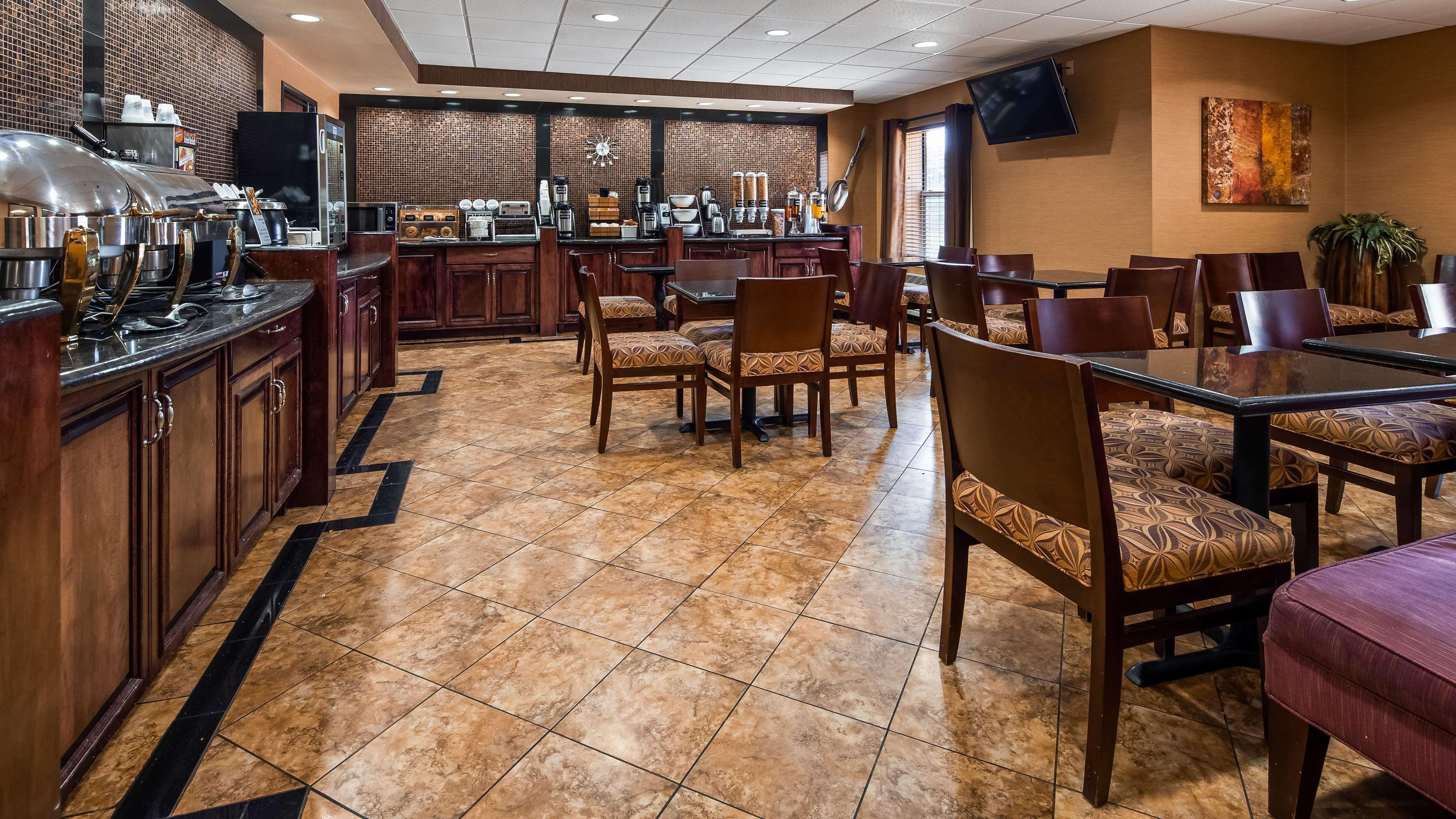 Best Western Plus Midwest Inn & Suites Salina Exterior photo