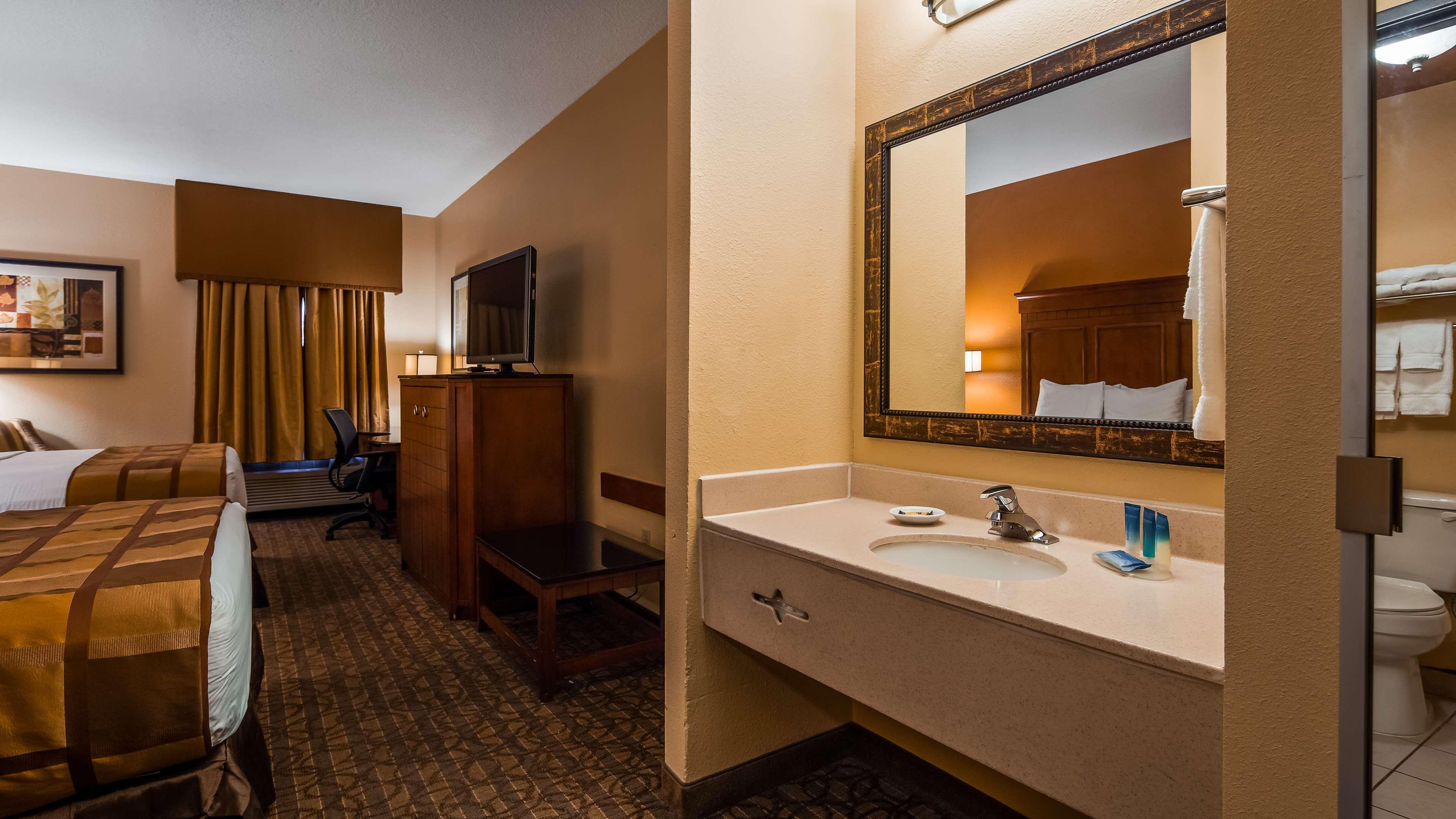 Best Western Plus Midwest Inn & Suites Salina Exterior photo