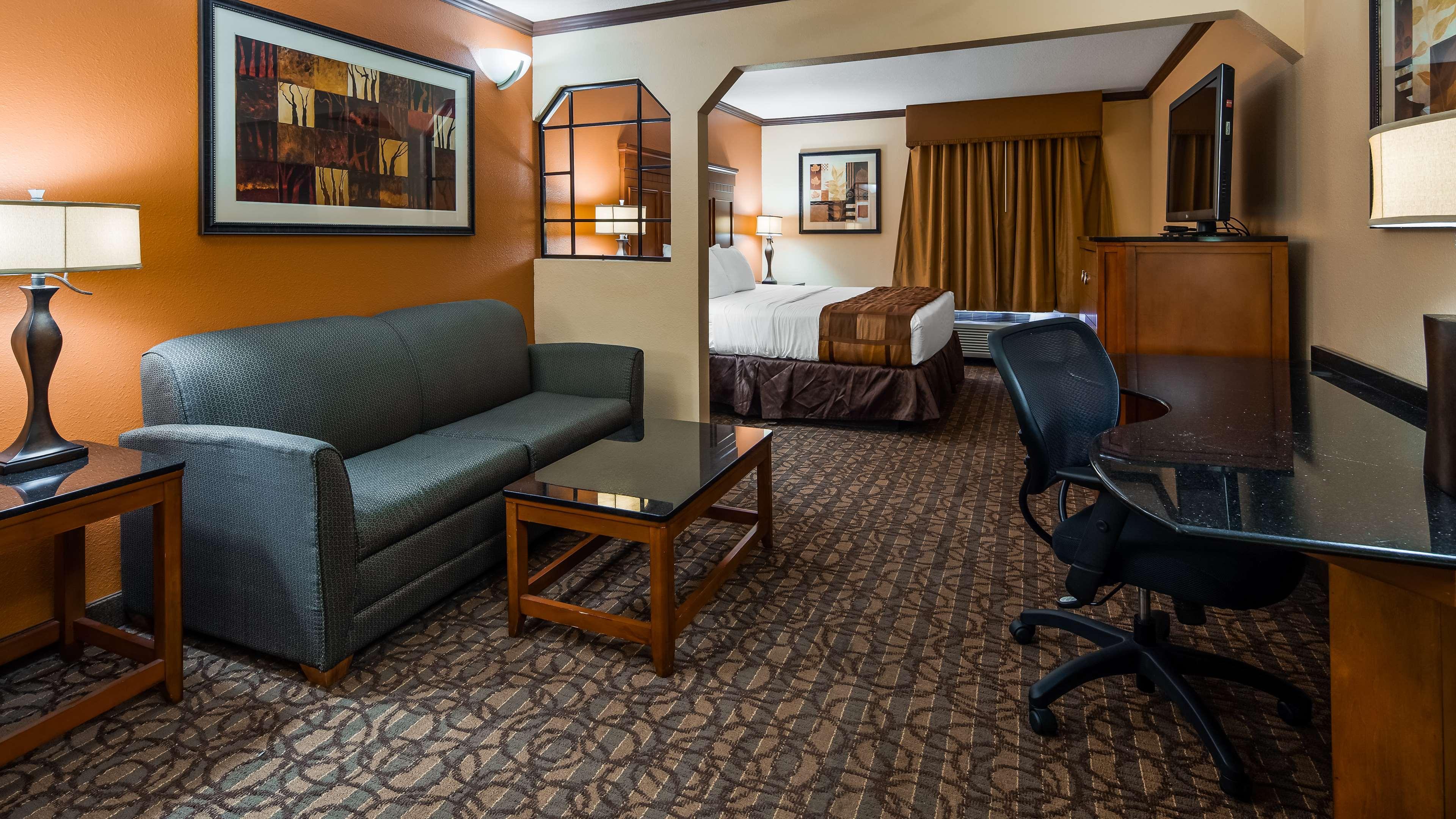 Best Western Plus Midwest Inn & Suites Salina Exterior photo