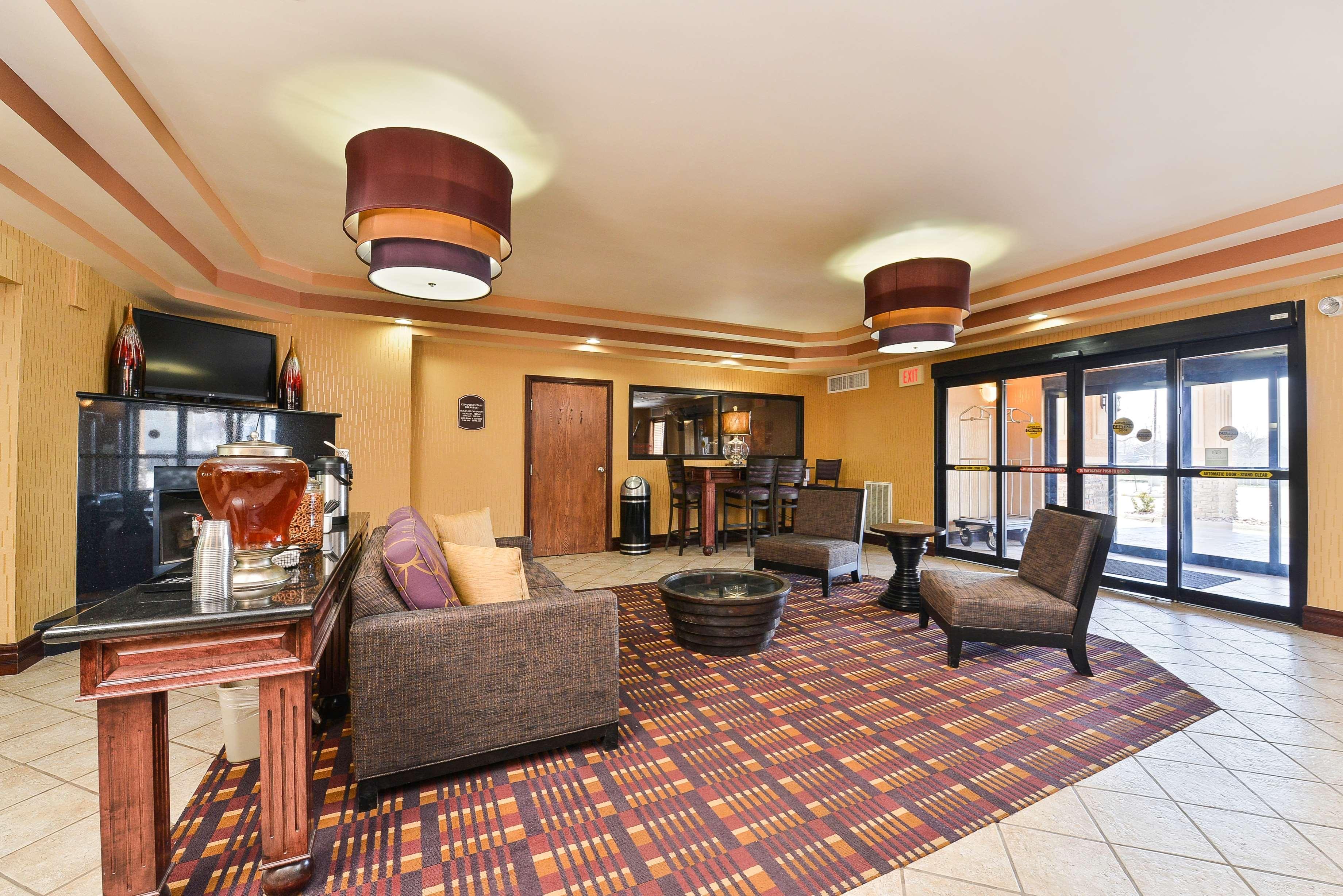 Best Western Plus Midwest Inn & Suites Salina Exterior photo