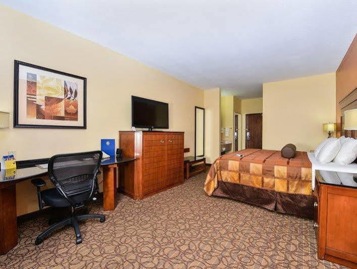 Best Western Plus Midwest Inn & Suites Salina Exterior photo